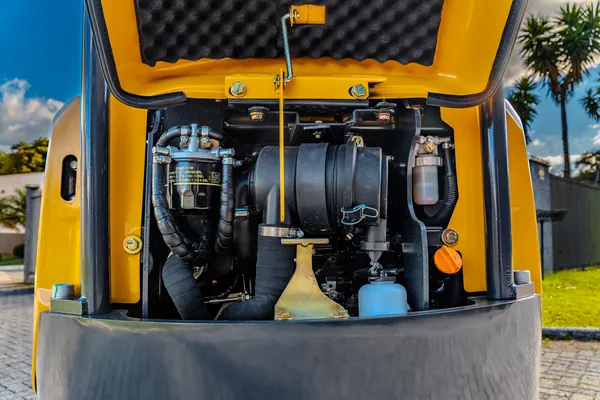 Detalhe do compartimento do motor da mini escavadeira DIEL DE18MP