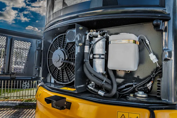 Detalhe do compartimento técnico da mini escavadeira DIEL DE35MP