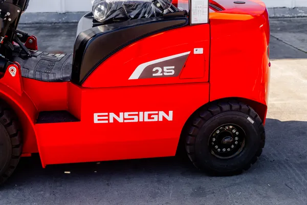Empilhadeira ENSIGN G25 a diesel, detalhe da lateral e da roda traseira