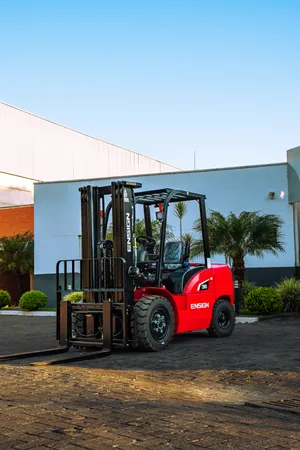 Empilhadeira ENSIGN G36 a diesel, vista dianteira em três quartos com garfos baixos