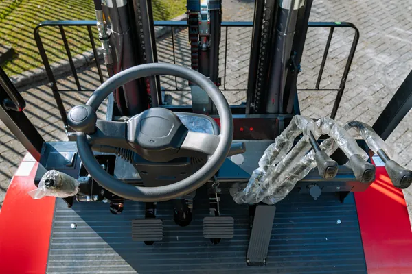 Detalhe do posto de operação, volante e comandos da ENSIGN S36A