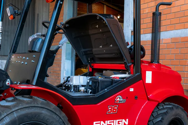 Detalhe do acesso ao compartimento do motor da ENSIGN S36A