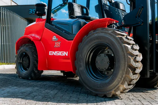 Detalhe da roda e da identificação 4WD da ENSIGN S36A