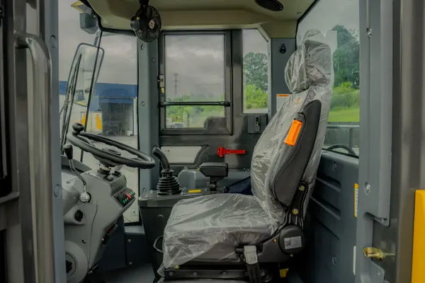 Pá carregadeira ENSIGN YX636H, interior da cabine