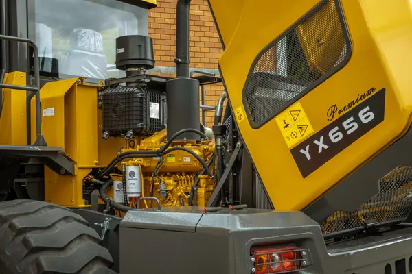 Pá carregadeira ENSIGN YX656, detalhe do compartimento do motor e identificação do modelo