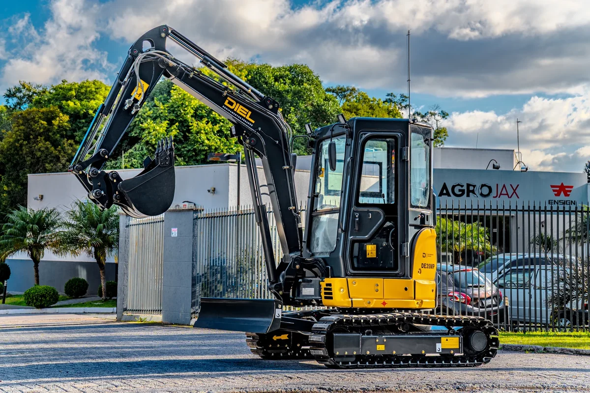 Mini escavadeira DIEL DE35MP em vista lateral dianteira, com cabine fechada
