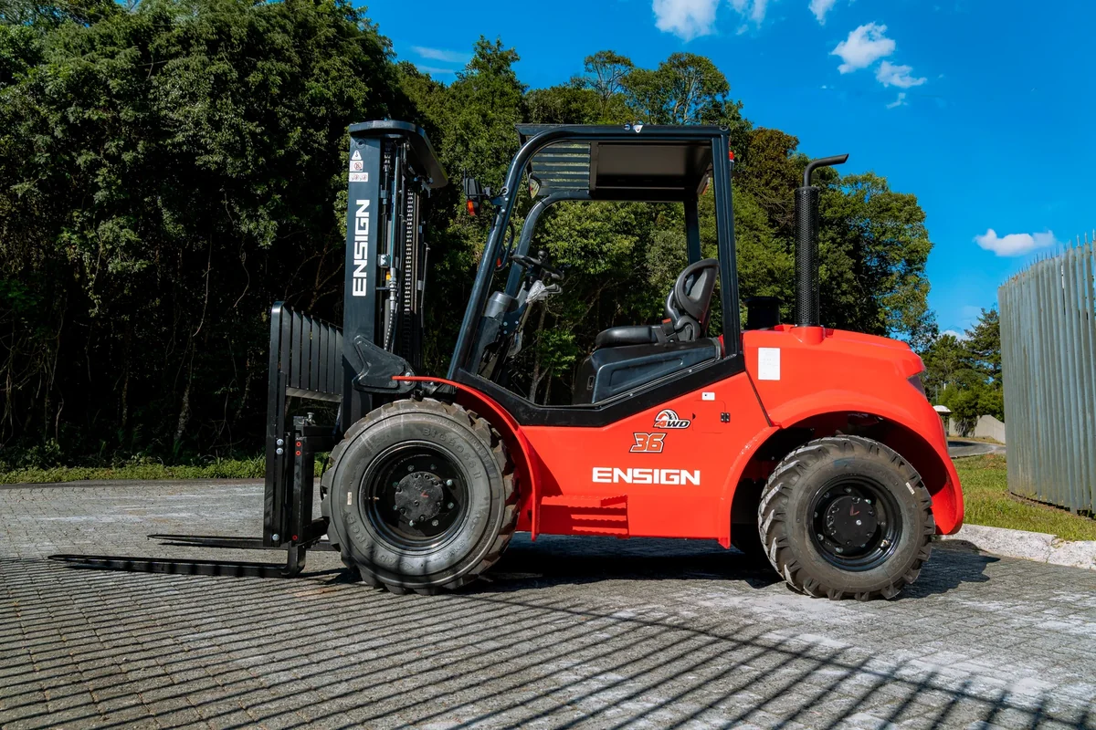 Empilhadeira ENSIGN S36A 4x4 em vista lateral completa