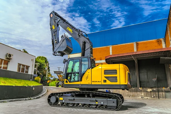 DIEL DE220.8LC em vista lateral de três quartos na Agrojax