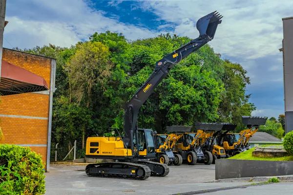 DIEL DE220.8LC com a lança e o braço elevados no pátio