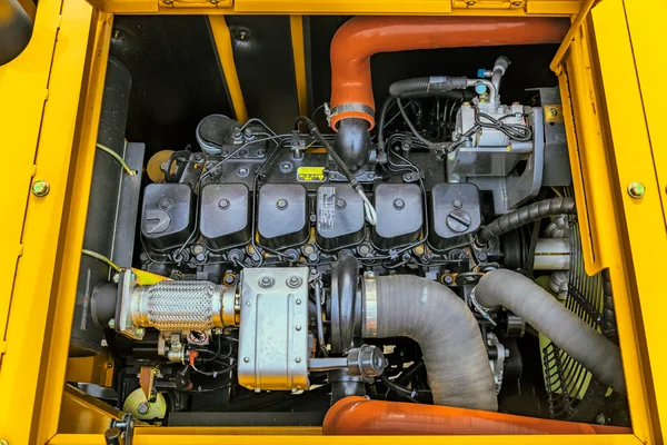Detalhe do motor no compartimento aberto da DIEL DE220.8LC
