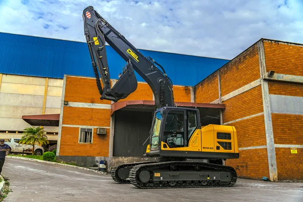 Vista lateral da DIEL DE220.8LC com o conjunto de escavação elevado