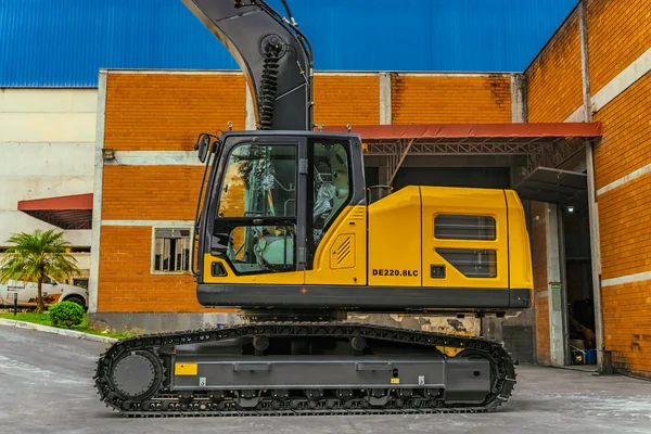Detalhe da cabine, da carroceria e das esteiras da DIEL DE220.8LC